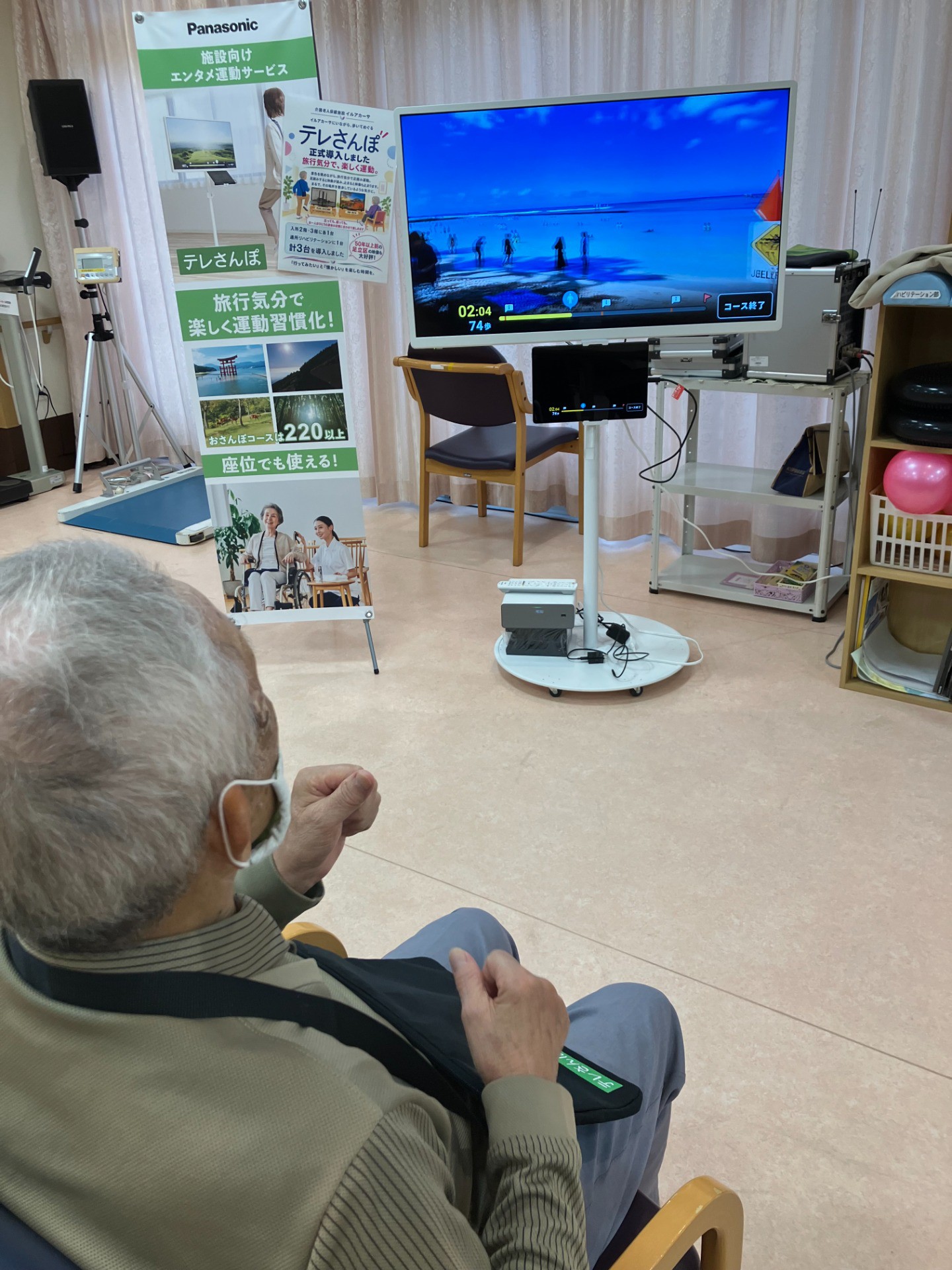 イルアカーサでパナソニック株式会社の「テレさんぽ」を利用し、ハワイのワイキキビーチの映像を楽しむ利用者様 irua-casa-panasonic-telesampo-waikiki-beach. イルアカーサでパナソニック株式会社の「テレさんぽ」を利用し、ハワイのワイキキビーチの映像を楽しむ利用者様 irua-casa-panasonic-telesampo-waikiki-beach.