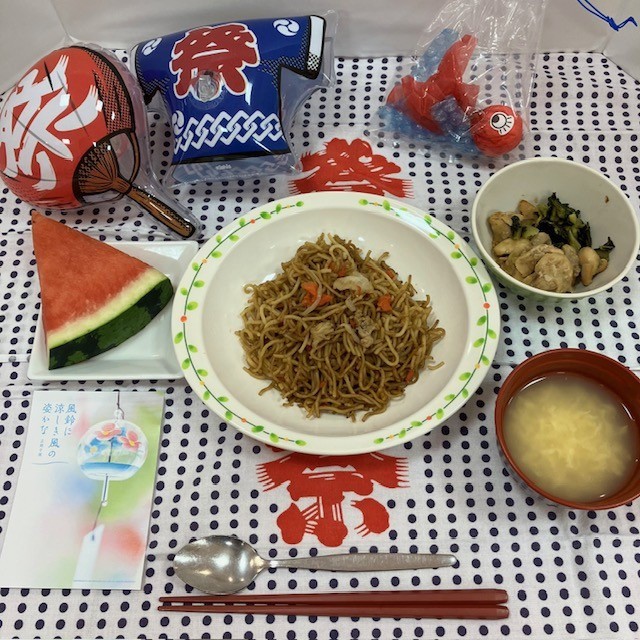 8月のイベント食（納涼祭）ソース焼きそばが献立に！！