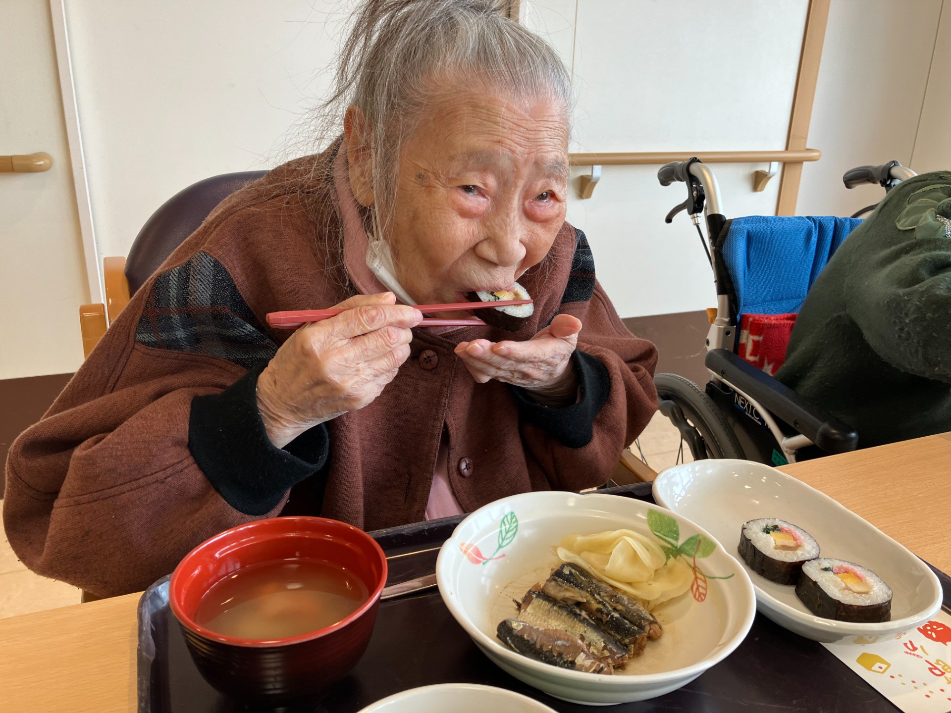 鬼は外～、福は内～、皆さまで恵方巻を楽しみました（2月のイベント食 節分）