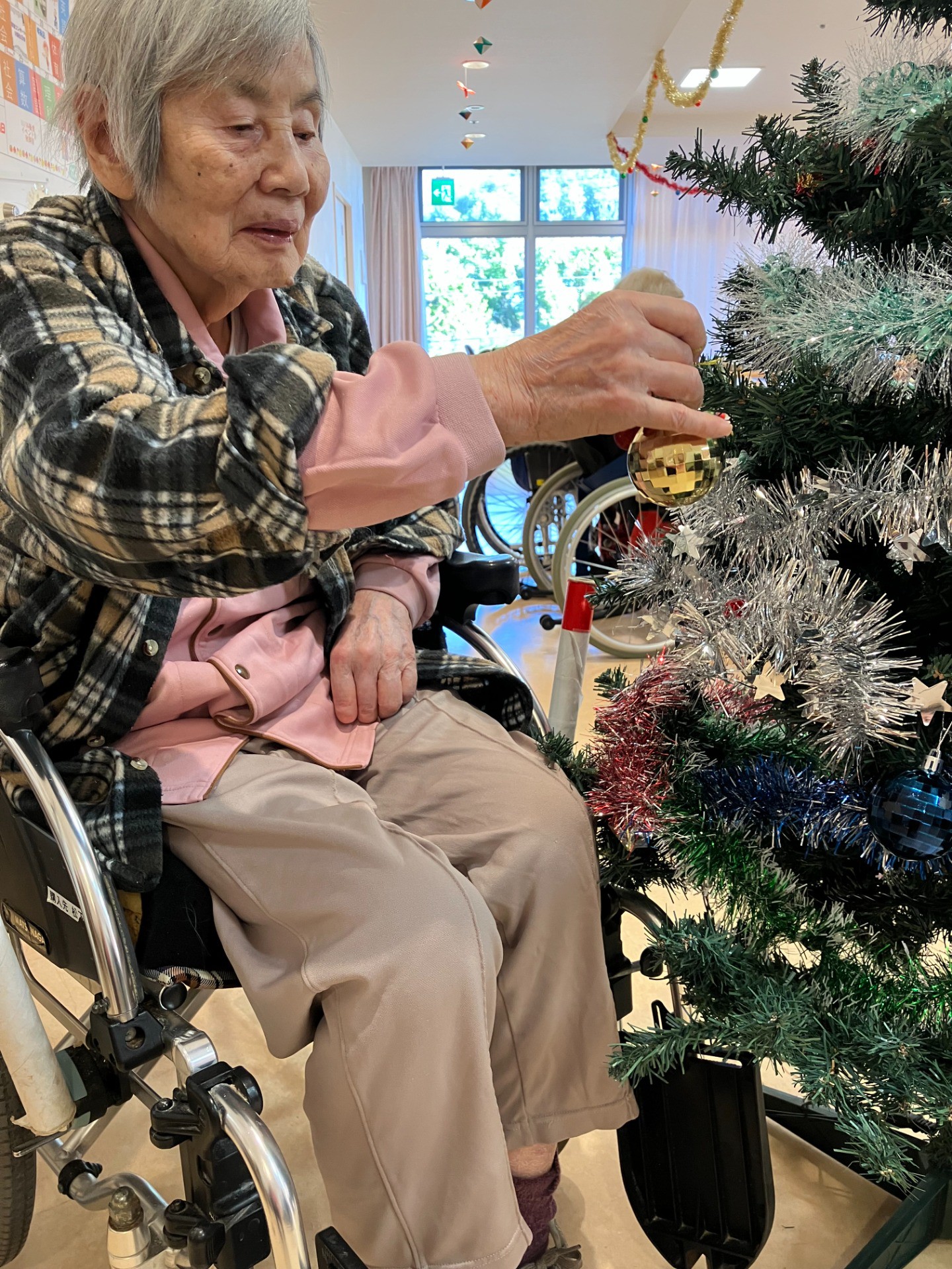 今年もツリーが登場！🎄2階フロアで飾りつけを実施しました🎄