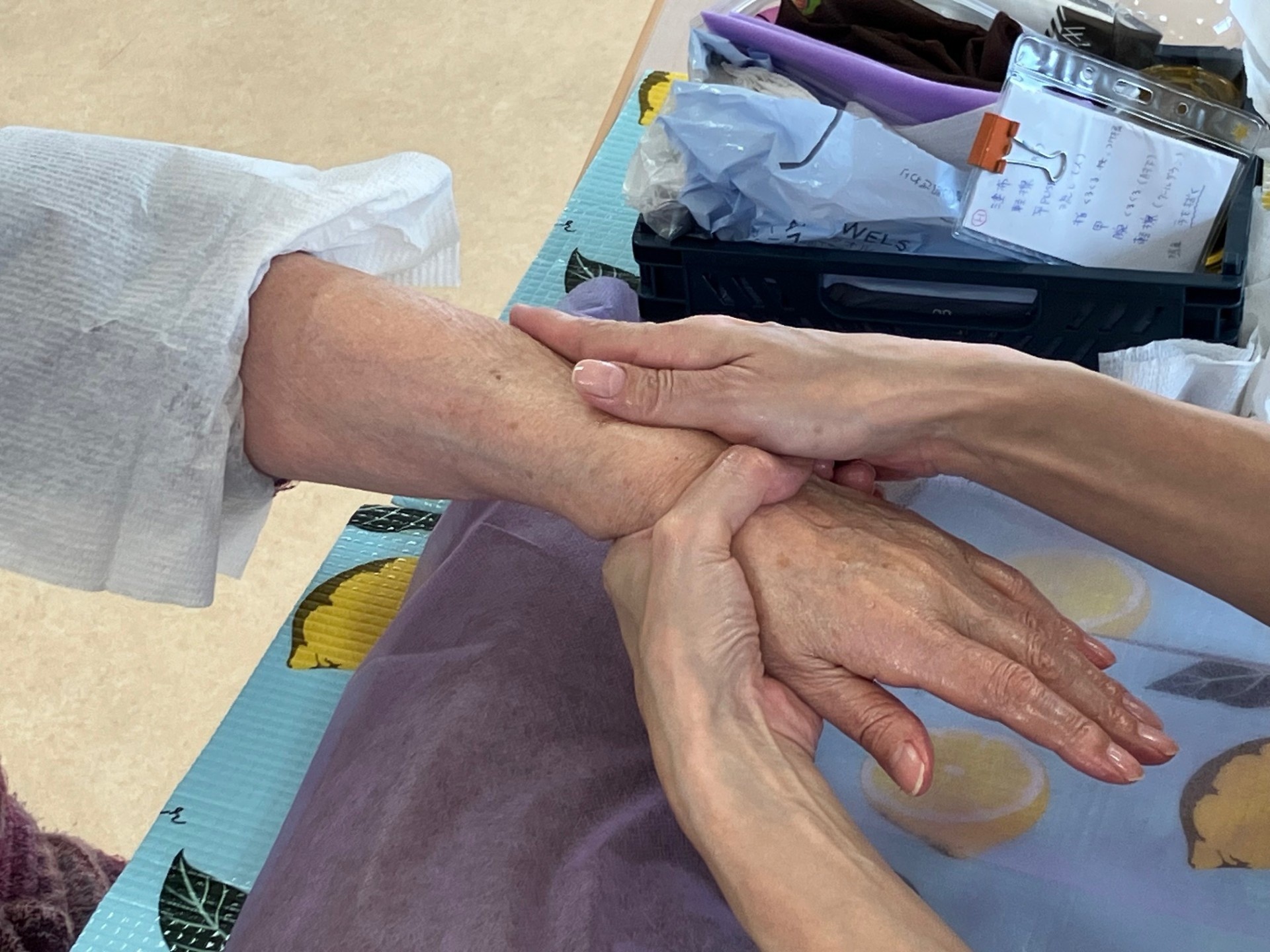 初開催！介護美容研究所の皆さまによる『美容アクティビティ～エステ～』を実施しました